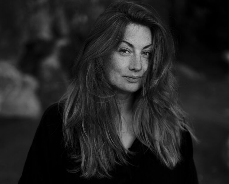 Porträtt av bröllopsfotograf Karin Lundin, svartvitt