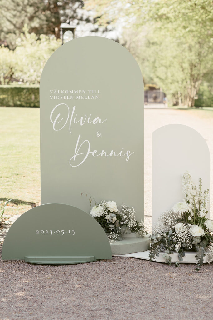 Wedding at Norrvikens trädgårdar 50 Welcome sign with the names Olivia and Dennis in the garden