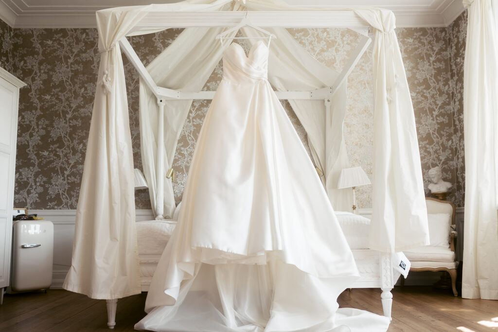 Destination Wedding in France: Regions, Venues and What It Costs 12 Brudklänning hänger i himmelssäng med vita draperier, Rånäs Slott