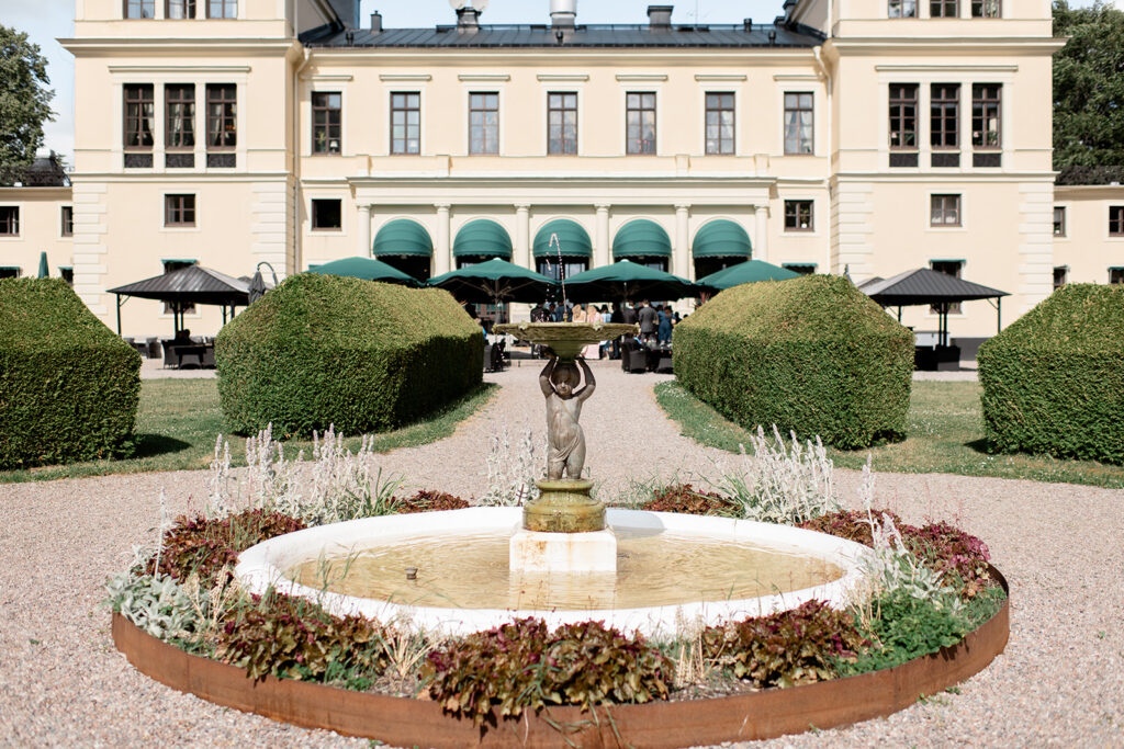 Rånäs Slotts trädgård med fontän och häckar