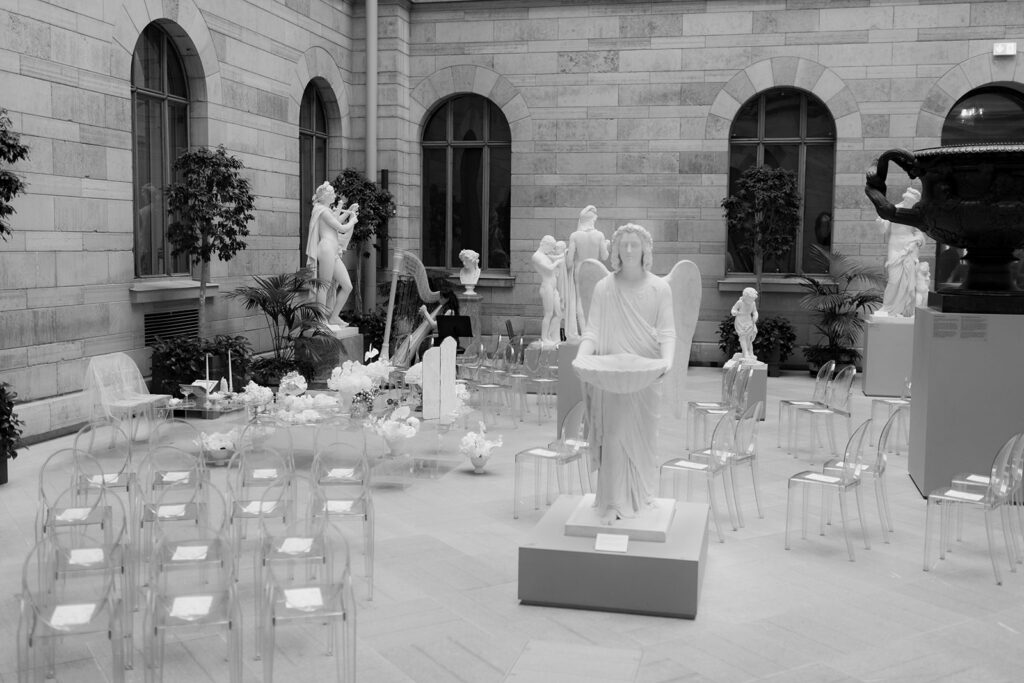 Bröllopsmiddag uppställd bland skulpturer på Nationalmuseum, svartvitt