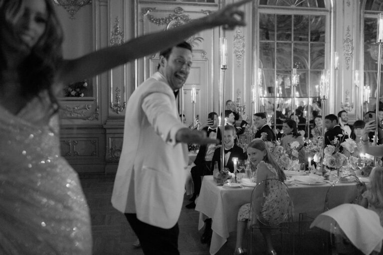 Wedding photographer cost in Stockholm: a 2026 guide 4 Gäster minglar på Grand Hôtel innan bröllopsmiddagen