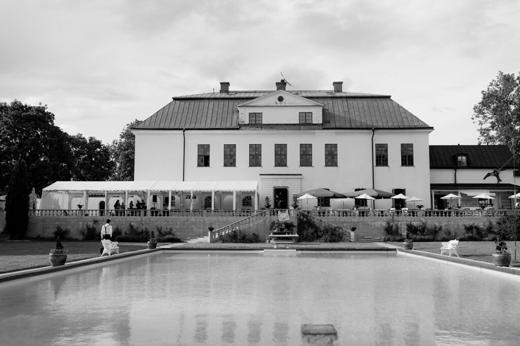 Slottsbröllop i Sverige: slott och herrgårdar 14 Häringe Slotts pool och trädgård sett från ovan, svartvitt