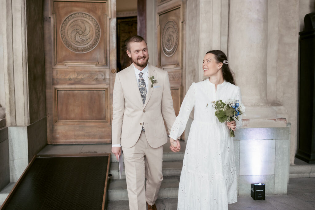 Getting married in Sweden: paperwork and planning 4 Brudpar med bukett utanför Stockholms Stadshus
