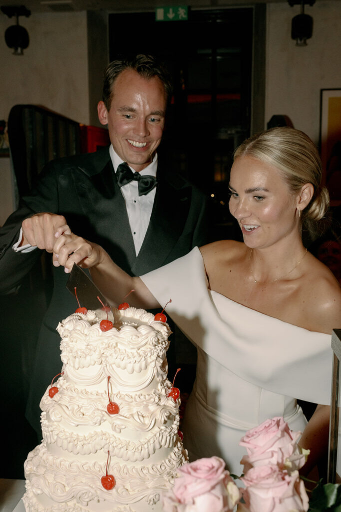 Cutting the wedding cake at a black tie wedding in Stockholm