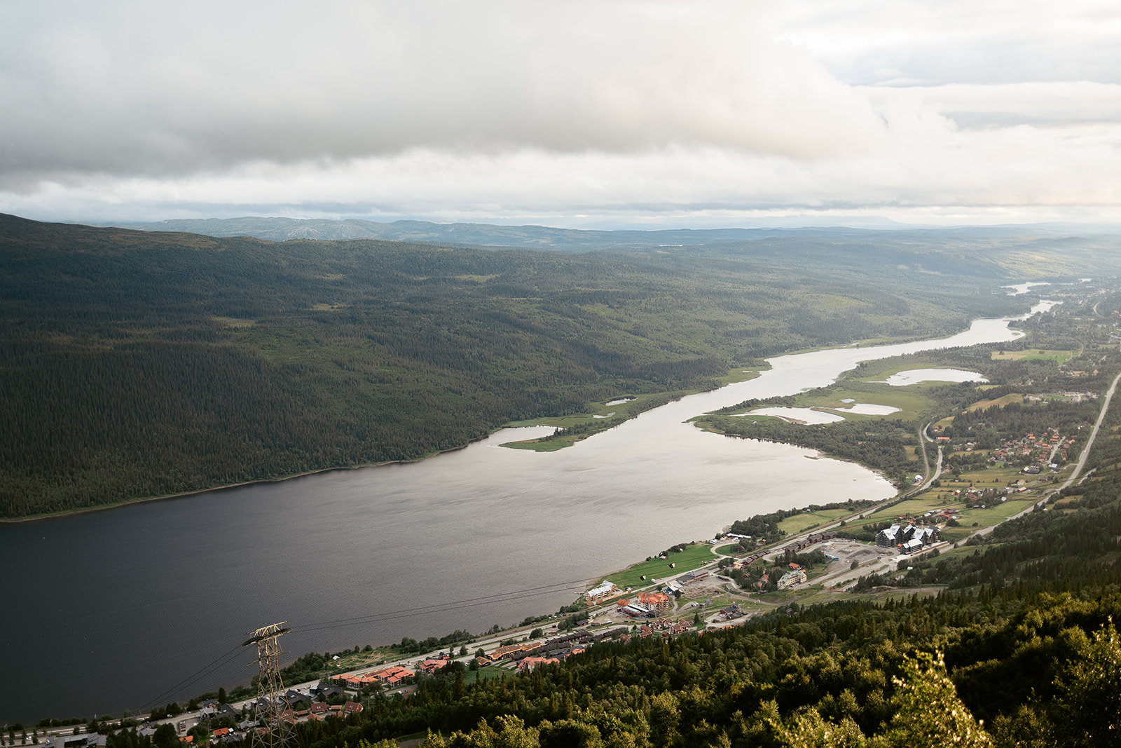 Copperhill Mountain Lodge byggnad med fjällvy