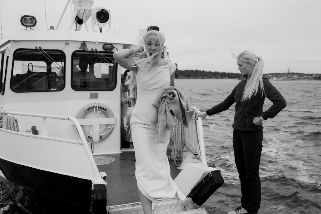 Brudpar vid båten på Dalarö Skans brygga, svartvitt