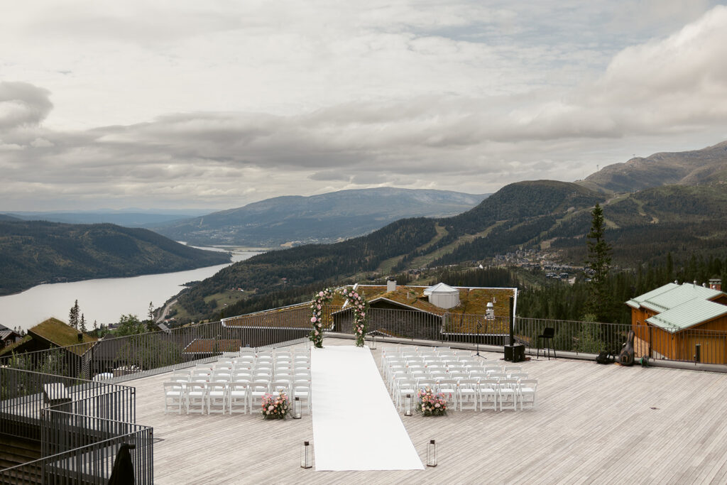 Terrassen på Copperhill Mountain Lodge förberedd för vigselceremoni med fjällen i bakgrunden