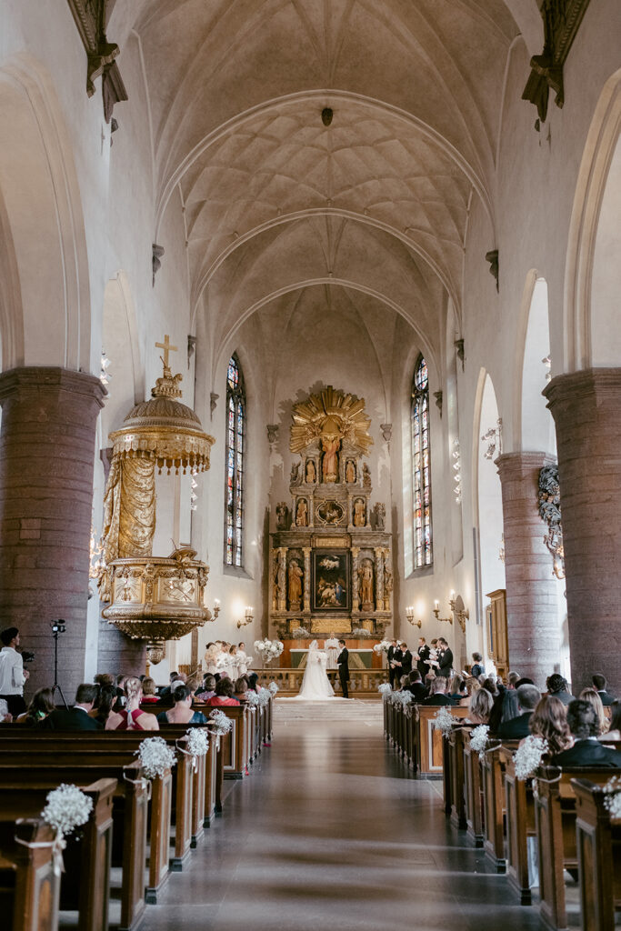 Kyrkointerör med guldaltare och kristallkronor, vigselceremoni