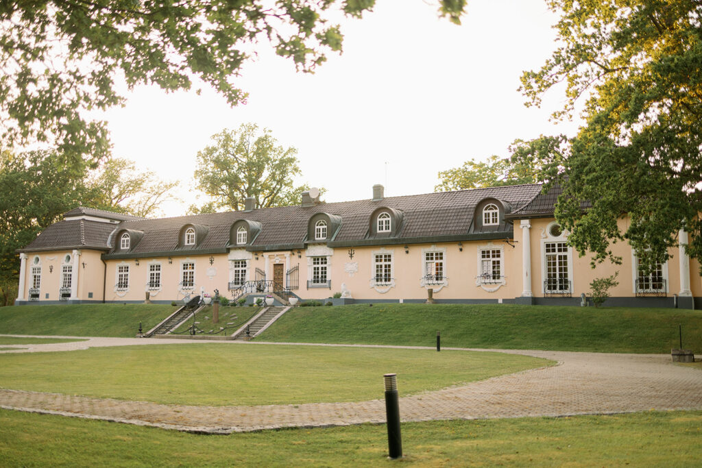 Slottsbröllop i Sverige: slott och herrgårdar 9 Åsgård herrgård i Mariefred sedd utifrån med gräsmatta och trädgård