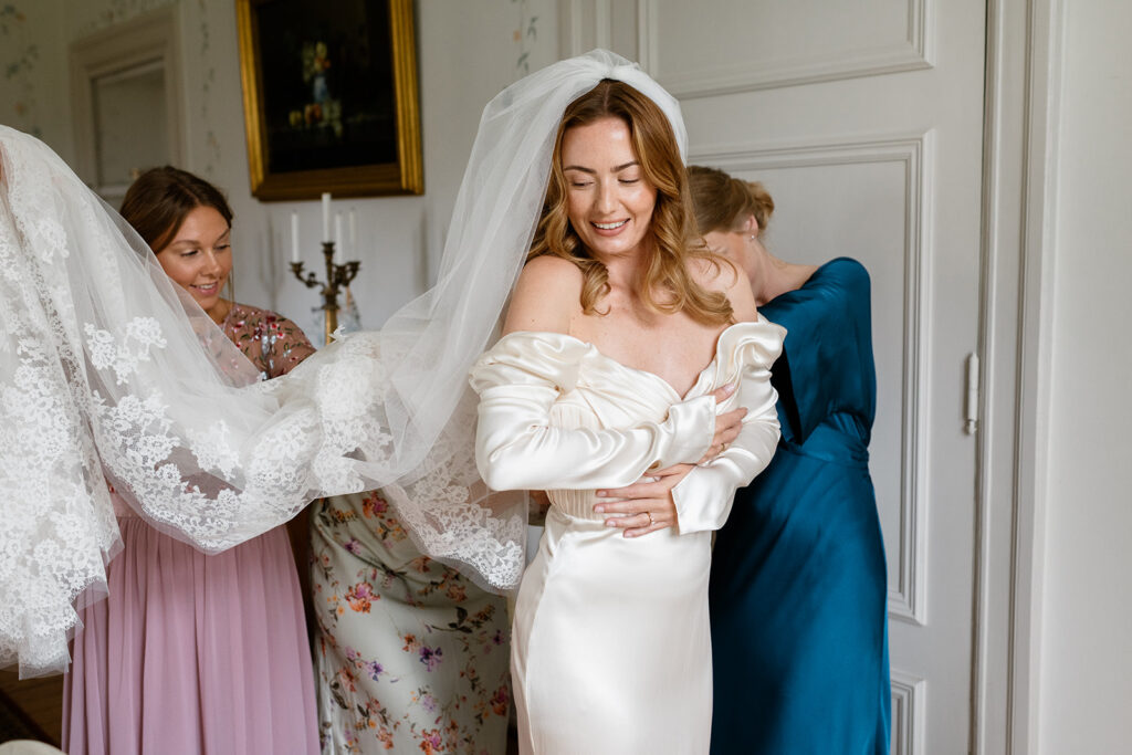 Wedding at Jordberga: a photographer's guide 4 Bride with her family in the moments before the ceremony