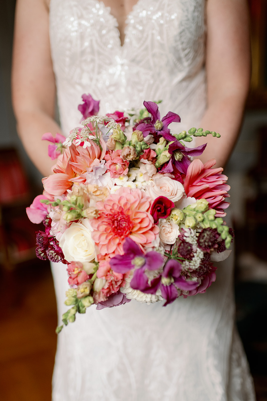 Stor brudbukett med dahlior och blandade blommor i varma toner