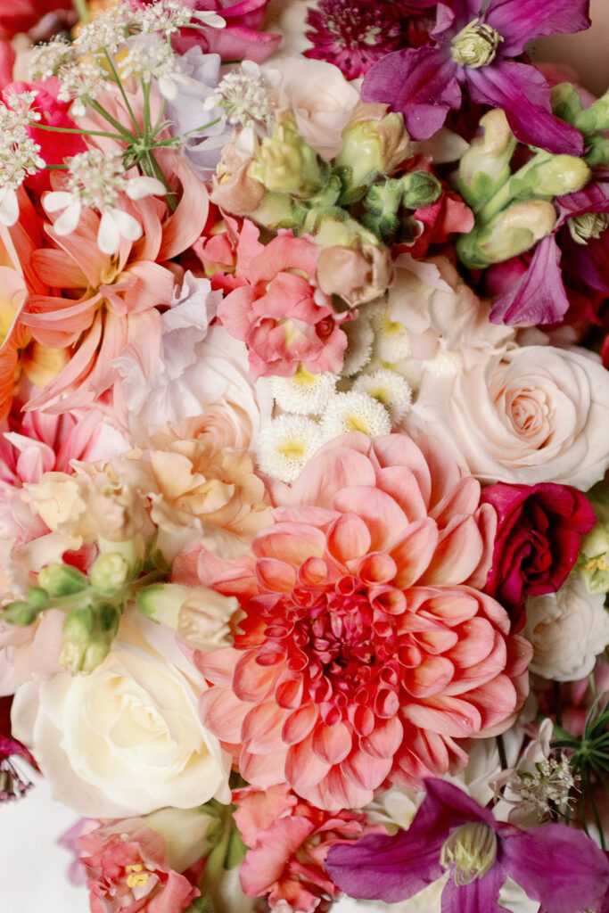 Bröllopsfotograf i Stadshuset: så fotograferar jag er vigsel i Stockholms stadshus 10 Färgglad brudbukett med rosa, lila och orange blommor