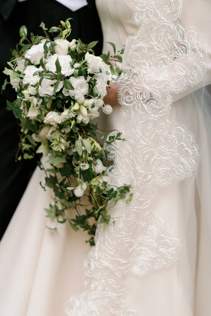 Bröllopsfotograf i Stadshuset: så fotograferar jag er vigsel i Stockholms stadshus 7 Brud håller en liten bukett med pastellfärgade blommor, närbild på klänning och blommor