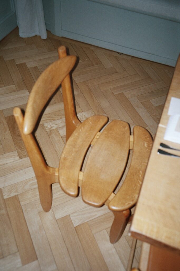 Bröllop på Ett Hem 20 Galgar i garderob med varmgul belysning, hotelldetalj