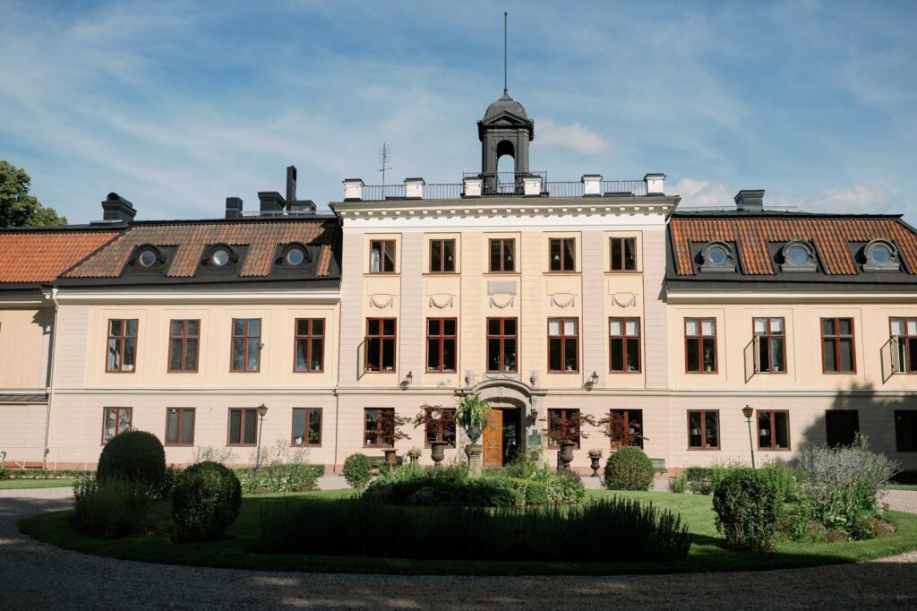 Herrgårdens fasad med klocktorn