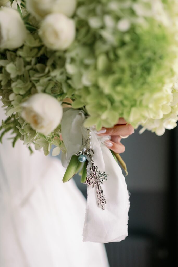 Buketten med vita blommor och hortensia, bandet och en liten berlock, svartvitt