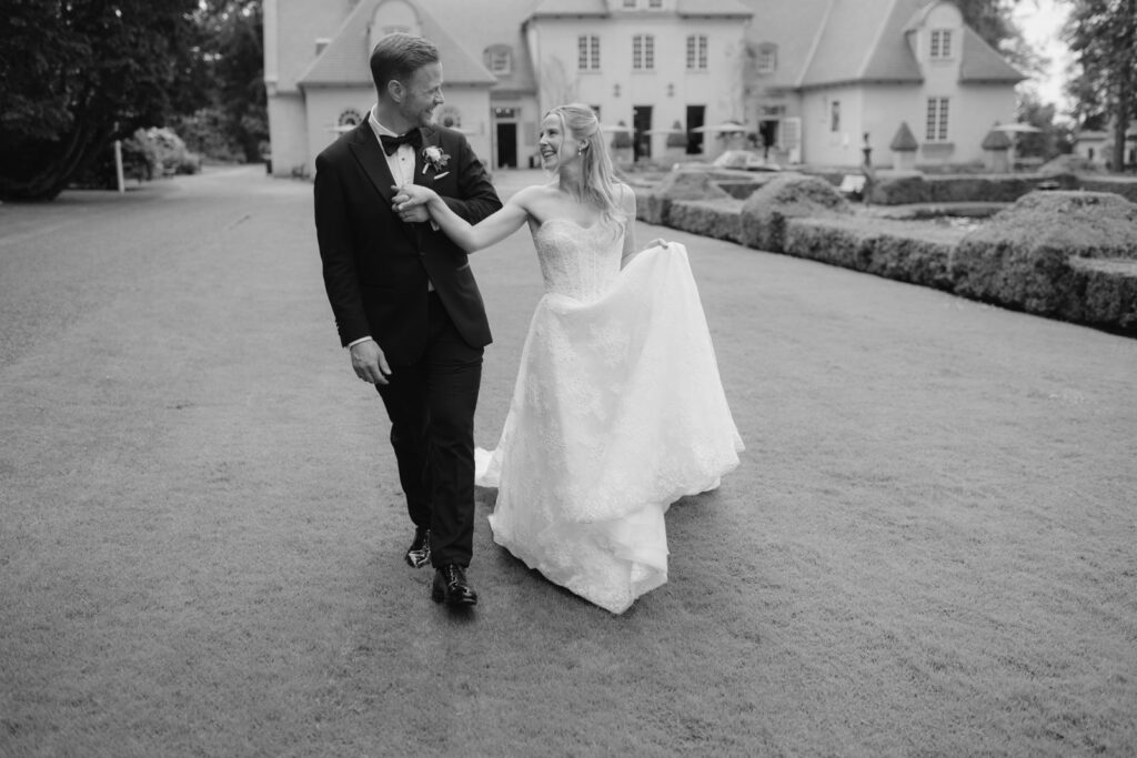 Brudpar på grusplanen framför en herrgård, svartvitt